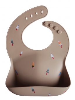 Mushie silikoninen ruokalappu on klassinen ja ajaton. Helppo puhdistaa ja voit rullata sen mukaan matkalle.