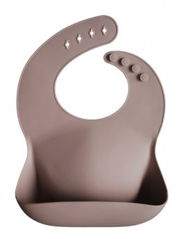 Mushie silikoninen ruokalappu on klassinen ja ajaton. Helppo puhdistaa ja voit rullata sen mukaan matkalle.