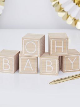 Oh Baby! puiset palikat vauvanhuoneeseen tai vauvajuhlien koristeeksi. Palikoihin vieraat voivat jättää pieniä tervehdysviestejä muistoiksi.