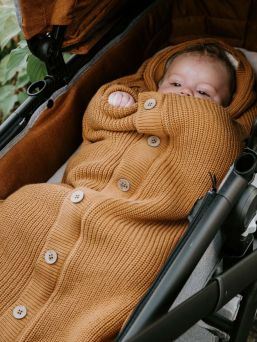 Baby´s Only kaunis neulemakuupussi pitää vauvan lämpöisenä vaunulenkillä!