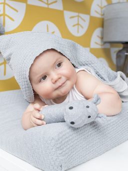 Pehmeä Baby´s Only virtahepo helistin pitää helistin ääntä kun vauva liikuttaa helistintä pienin sormin. Materiaali on turvallista, joten helistintä voi myös purra jos vauvan ikeniä kutittaa.