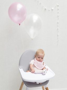 Pehmeä Baby´s Only virtahepo helistin pitää helistin ääntä kun vauva liikuttaa helistintä pienin sormin. Materiaali on turvallista, joten helistintä voi myös purra jos vauvan ikeniä kutittaa.