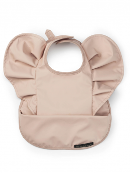 Elodie Detailsin Powder Pink -ruokalappu kauniilla printtikuviolla. Olkapäissä on siivet, joten ruokailu sujuu lennokkaasti tai ainakin hauskemmin. Ruokalappu on helppo puhdistaa ruokailun jälkeen pyyhkimällä tai huuhtelemalla. Ruokalappu on sekä miellyttävä että käytännöllinen.