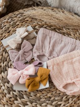 Kaunis ja suloinen Gipsyparrot -merkin Muslin collection rusettipanta vauvalle. Kaikki rusettpannat ommellaan käsin. Kankaat ovat pehmeitä eikä nauha kiristä eikä purista vauvan päätä.