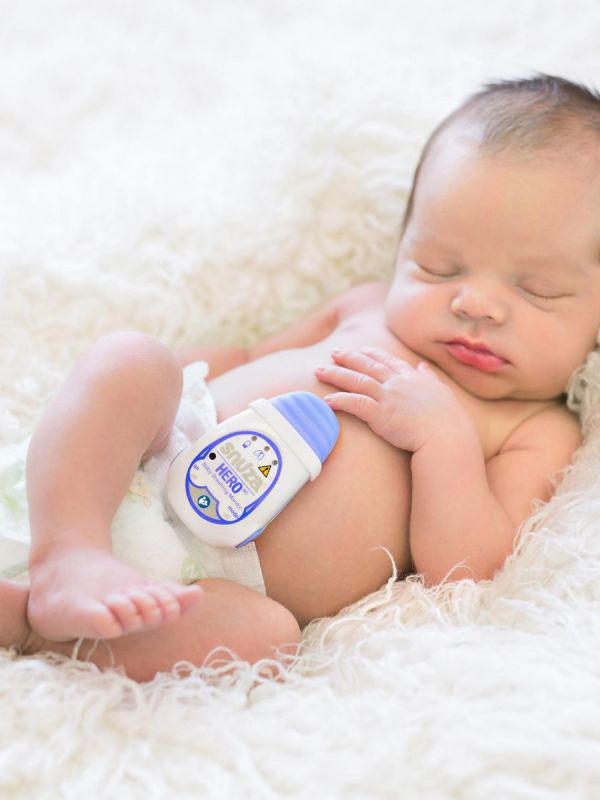 Snuza® HeroMD kätkythälytin tärisee 15 sekunnin kuluttua siitä jos laite huomaa, ettei lapsen vatsa liiku normaalisti, kuten sen hengittäessä pitäisi. Snuza Hero MD kiinnitetään lapsen vaippaan.