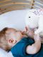 Pehmeä suloisuus, Whisbear kohina pupu, The Humming Rabbit auttaa lasta nukahtamaan pinkin kohinaäänen avulla. Kohina pupussa on CRYsensor - itkusensori jonka avulla laite havaitsee vauvan itkun, ääntelyn ja liikehtimisen ja käynnistää kohina äänen uudelleen.