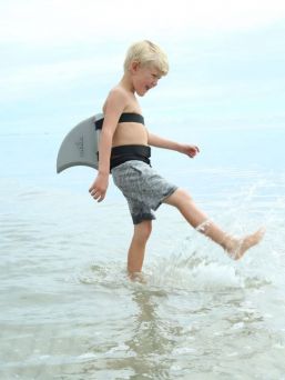 SwimFin hainevä kelluke uinnin opetteluun ja tuomaan turvallisuutta lapsen vesileikkeihin uimahallissa tai rannalla.