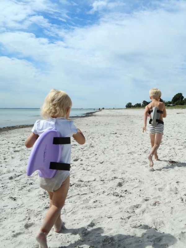 SwimFin hainevä kelluke uinnin opetteluun ja tuomaan turvallisuutta lapsen vesileikkeihin uimahallissa tai rannalla.  