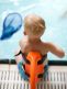 SwimFin hainevä kelluke uinnin opetteluun ja tuomaan turvallisuutta lapsen vesileikkeihin uimahallissa tai rannalla.  