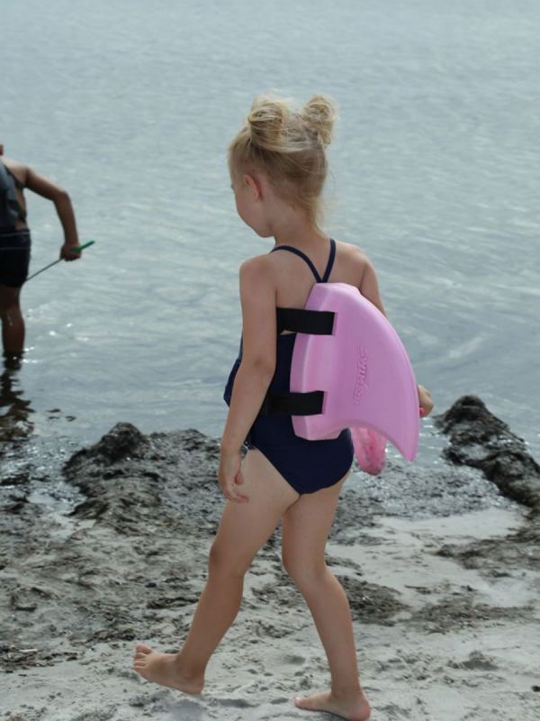 SwimFin hainevä kelluke uinnin opetteluun ja tuomaan turvallisuutta lapsen vesileikkeihin uimahallissa tai rannalla.  