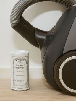 Tehokas mutta hellävarainen tuoksupuuteri, joka raikastaa kodin tekstiilit, matot, sohvat ja imuroitavat pinnat hetkessä. Poistaa tehokkaasti epämiellyttävät hajut, kuten lemmikkien ja tunkkaisuuden hajun, jättäen tilalle puhtaan ja miellyttävän tuoksun.