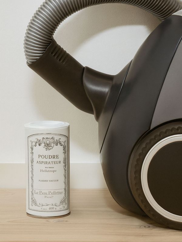 Tehokas mutta hellävarainen tuoksupuuteri, joka raikastaa kodin tekstiilit, matot, sohvat ja imuroitavat pinnat hetkessä. Poistaa tehokkaasti epämiellyttävät hajut, kuten lemmikkien ja tunkkaisuuden hajun, jättäen tilalle puhtaan ja miellyttävän tuoksun.