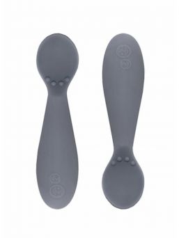 Silikoniset Tiny Spoon ensilusikat Twin-Pack, grey | EZPZ. Lapsen oman ruokailemisen oppiminen on tärkeä kehittys askel, ja EzPz Tiny Spoon silikoniset ensilusikat on suunniteltu auttamaan tässä kehitysvaiheessa.