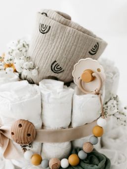 Vaaleansävyinen vaippakakku on kaunis, moderni ja tarpeellinen lahja esimerkiksi babyshowereille vietäväksi tai työkaverin muistamiselle
