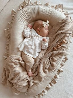 Vauvan pesä röyhelöillä – Pehmeä ja turvallinen babynest vastasyntyneelle