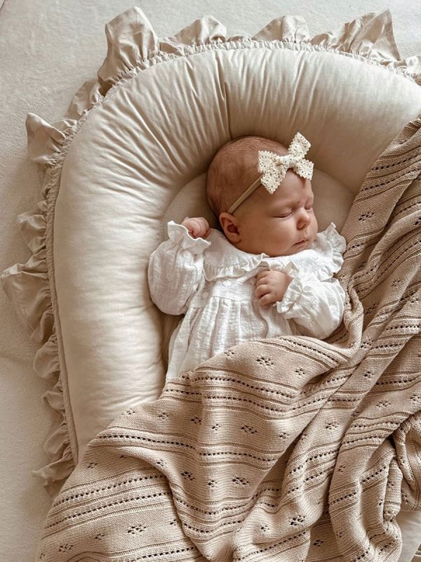 Vauvan pesä röyhelöillä – Pehmeä ja turvallinen babynest vastasyntyneelle