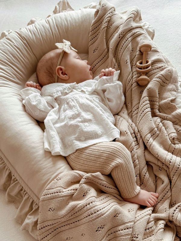 Vauvan pesä röyhelöillä – Pehmeä ja turvallinen babynest vastasyntyneelle