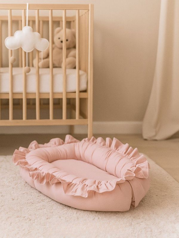 Vauvan pesä röyhelöillä – Pehmeä ja turvallinen babynest vastasyntyneelle, rosa