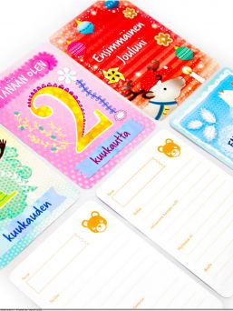 Vauvan vuosi- korttipakka sisältää 39 kuvitettua korttia ja yhden ohjekortin, joiden avulla tallennat vauvasi ensimmäisen vuoden tärkeimmät tapahtumat ihaniksi kuvamuistoiksi.