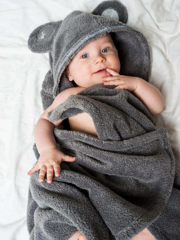 Pehmeä LuinLiving vauvapyyhe joka tuo vivahduksen kylpyläluksusta kodin pesutilaan. Pyyhkeen hupussa suloiset nallenkorvat. Juuri niin pehmeä ja ihana kuin luvataan!