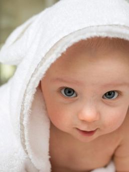 Pehmeä LuinLiving vauvapyyhe joka tuo vivahduksen kylpyläluksusta kodin pesutilaan. Pyyhkeen hupussa suloiset nallenkorvat. Juuri niin pehmeä ja ihana kuin luvataan!