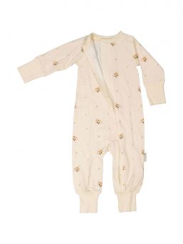 GEGGAMOJA yhteistyössä Mrs Mighetto Vauvan yopuku pehmeintä bambua ja printti Mrs Mighettolta. Pyjamassa on kaksisuuntainen vetoketju, joka helpottaa vaipanvaihtoa ja leveät mukavat hihansuut.