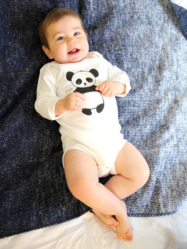 Pehmeä ja mukavantuntuinen Kurtis Baby Peace vauvan pitkähihainen body Panda kuviolla.