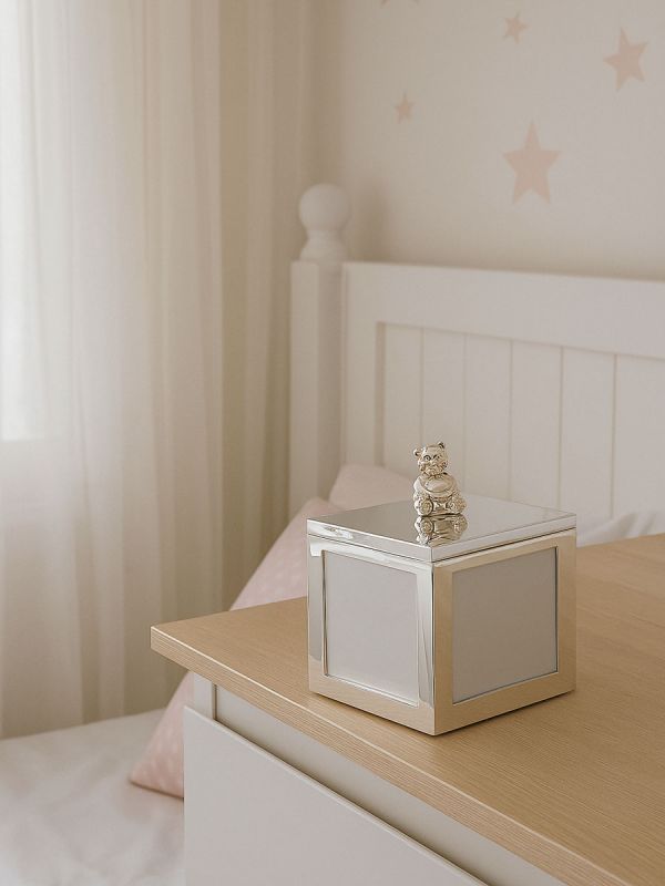 Kaunis hopeoitu soittorasia kaiverruksella, nalle