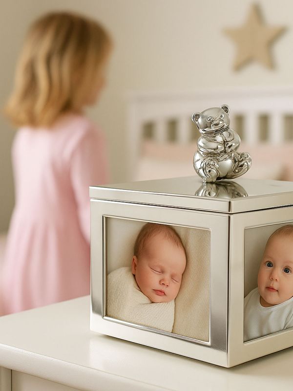 Kaunis hopeoitu soittorasia kaiverruksella, nalle