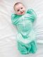 Love to Swaddle UP™ kevyt kapalopussin avulla pienokaisesi voi nukkua luonnollisessa ja turvallisessa asennossa kädet pään yli ojennettuina. Sen patentoidut siivet antavat vauvalle mahdollisuuden rauhoittaa itse itsensä takaisin uneen viemällä käden suuhun tai silittämällä hellästi poskea.