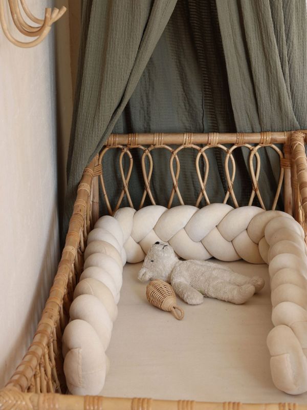 Pinnasängyn palmikko reunapehmuste – käsintehty, Velvet Cream