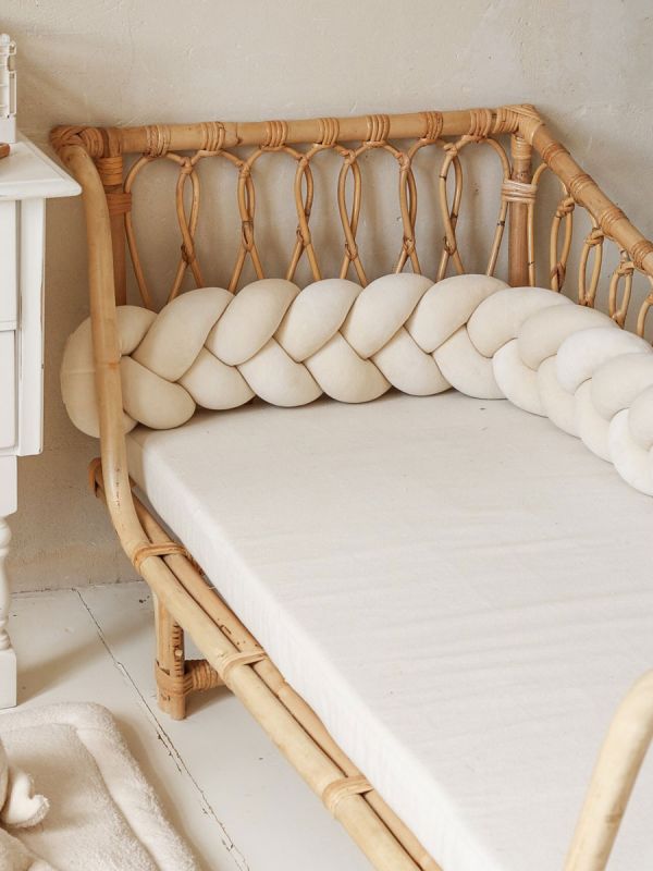 Pinnasängyn palmikko reunapehmuste – käsintehty, Velvet Cream