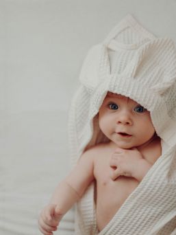 Pupunkorvallinen lapsen huppupyyhe, valkoinen