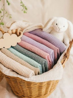 Vauvan puuvillaharsot neatly folded – pehmeät ja hengittävät harsot vauvalle esimerkiksi pukluharsoksi, vaunuihin tai vaipanvaihtoon.